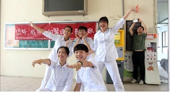 護理系學會學生表演洗手舞為本活動揭開序曲