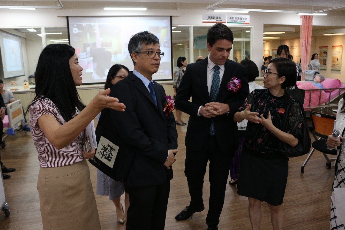 教育部劉孟奇政務次長與澳洲駐台辦事處副處長Metthew Robertsonu參訪高齡精準照護人才培育基地
