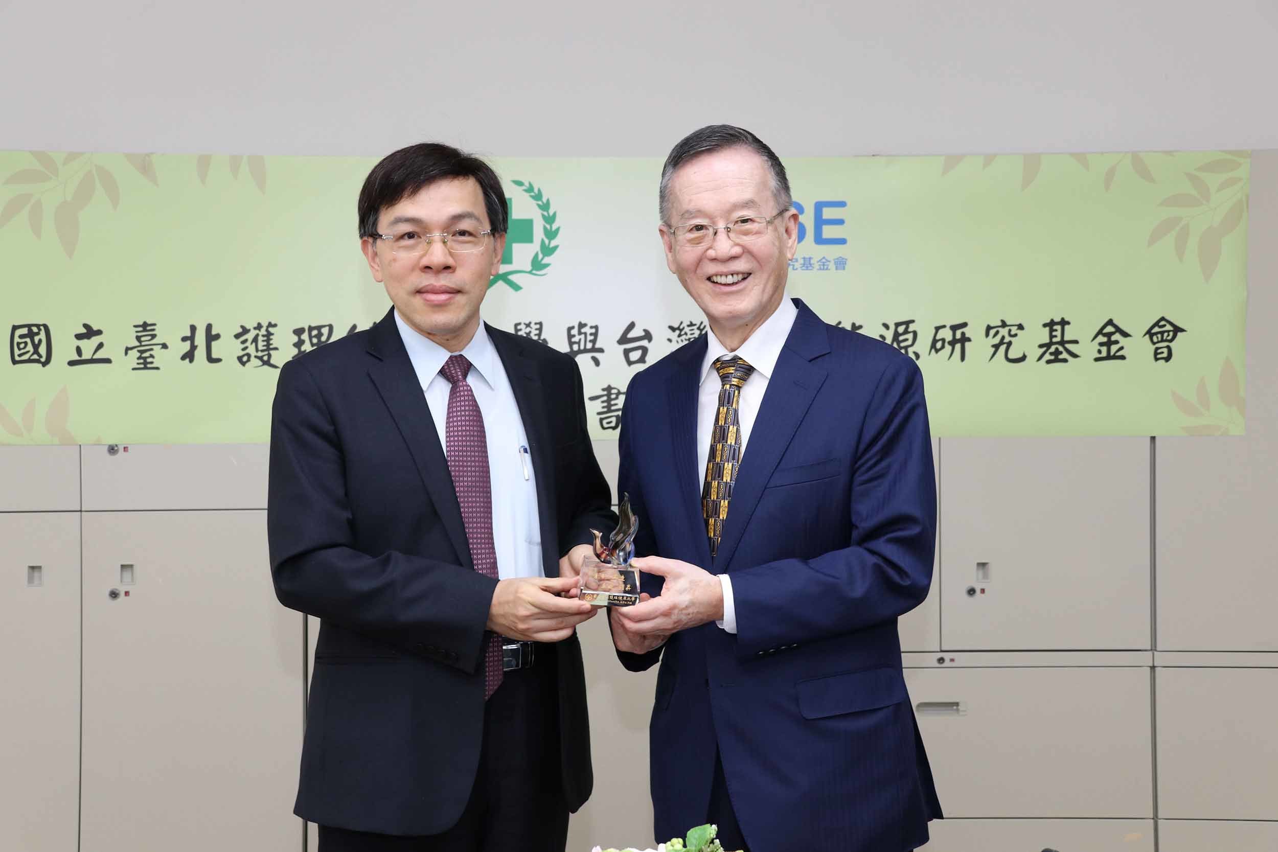 基金會簡又新大使與北護大謝楠楨校長雙方交換簽約紀念品合影